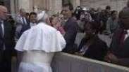 Menina 'rouba' solidéu do papa após benção na Praça de São Pedro