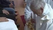 Papa lava os pés de 12 presos em presídio na Itália