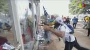 Manifestantes atacam Ministério em protesto contra Temer