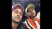 Neymar assiste jogo de basquete com Lewis Hamilton e exibe look cacheado. Vídeo!
