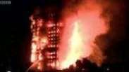 Imagens mostram arranha-céu residencial sendo consumido pelo fogo em Londres