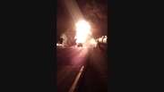 Caminhão com gasolina explode e rodovia PR 323 fica interditada 