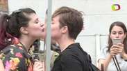 Espanhóis marcam Muro dos Beijos Proibidos, símbolo LGBT