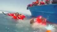 Crianças se atiram no mar durante resgate de imigrantes
