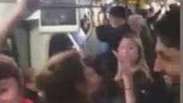 SP: mulher puxa 'Evidências' em metrô e contagia passageiros