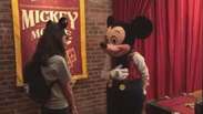 Mickey faz surpresa e avisa crianças que elas serão adotadas