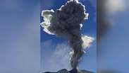 Vulcão expele cinzas 4 mil metros acima de sua cratera