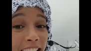 Taís Araújo canta e se diverte em dia na neve: 'Pensa que tá no Frozen!'