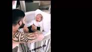 Gusttavo Lima brinca com o filho, Gabriel, de 1 mês: 'Neném do papai'. Vídeo!