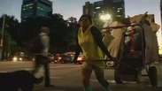 Ex-viciada em crack tira das ruas de São Paulo seu sustento