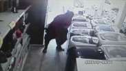 BA: mulher coloca aparelho de TV entre as pernas para furtar