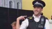Policial anima foliões com dança no Carnaval de Notting Hill
