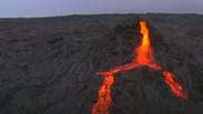 Vulcão havaiano expele lava em erupção espetacular