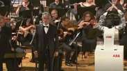 Robô rege Verdi ao lado de tenor italiano Andrea Bocelli
