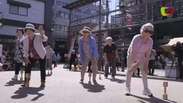 Idosos se reúnem para exercício físico no centro de Tóquio