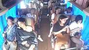Câmeras de segurança registram acidente de ônibus na China