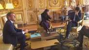 Cão rouba a cena ao fazer xixi durante reunião de Macron