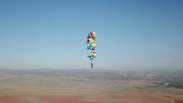 Aventureiro cruza céu da África do Sul em cadeira presa a 100 balões
