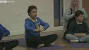 A escola britânica que está ensinando ioga a alunos com autismo para reduzir crises nervosas