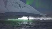 Surfistas enfrentam água gelada e surfam sob aurora boreal na Islândia