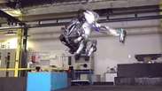 O robô que consegue dar salto mortal de costas