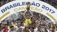Jogadores do Corinthians levantam a taça de campeão brasileiro 2017 