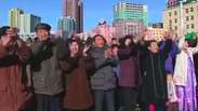Norte-coreanos comemoram lançamento de míssil
