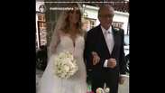 Ticiane Pinheiro usa vestido modelo sereia com decote em casamento. Fotos!
