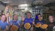 Astronautas curtem noite da pizza no espaço