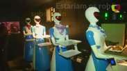 Robôs atendem clientes em restaurante na Índia