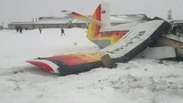 Avião cai e deixa mortos e feridos em área próxima a Moscou