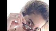 Anitta, com visual loiro e sem maquiagem, curte passeio de lancha de biquíni