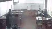 Vídeo: Homem é executado em pizzaria na região de Curitiba
