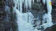 Frio faz cachoeira congelar nos Estados Unidos
