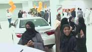 Mulheres sauditas lotam feira automóveis só para elas