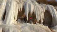 Cascata congelada encanta turistas na China