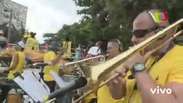 Multidão dança ao som do soul de Thiago Abravanel em SP