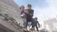 Crianças são resgatadas de escombros após bombardeio que matou mais de cem na Síria