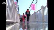 Nova ponte de vidro chinesa provoca misto de empolgação e medo em visitantes