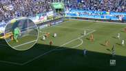 Goleiro "cochila" e toma gol bizarro na Alemanha; veja