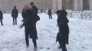 Padres brincam durante rara tempestade de neve em Roma