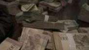 Pilha de notas usada para pagar um café comprava um apartamento na Venezuela há 15 anos