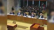 Gilmar Mendes e Barroso batem boca no STF; sessão é suspensa
