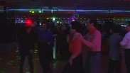 Idosos se divertem em discotecas diurnas na Coreia do Sul