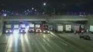 Caminhões formam barreira sob ponte nos EUA e põem fim a tentativa de suicídio