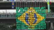 Alpinistas fazem mosaico suspenso com a bandeira do Brasil