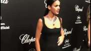 Superfenda Versace e colar de pedra preciosa: Bruna Marquezine brilha em Cannes!