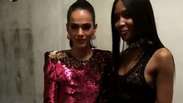 Com look brilhoso, Bruna Marquezine posa ao lado de Naomi Campbell em Cannes