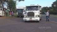 Veículos de cargas são impedidos de entrar no porto seco em Foz do Iguaçu 
