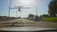 Avião monomotor faz pouso de emergência em avenida nos EUA